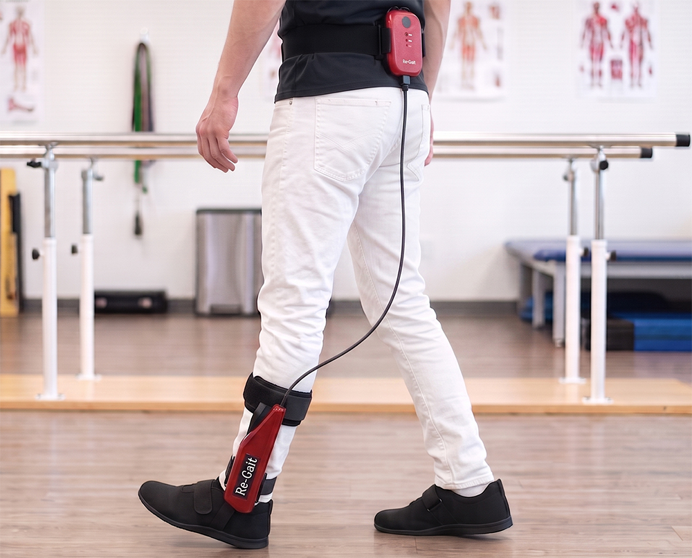 RE-Gaitを装着して歩行訓練をする様子