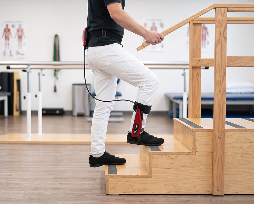 RE-Gaitを装着して階段昇降訓練をする様子